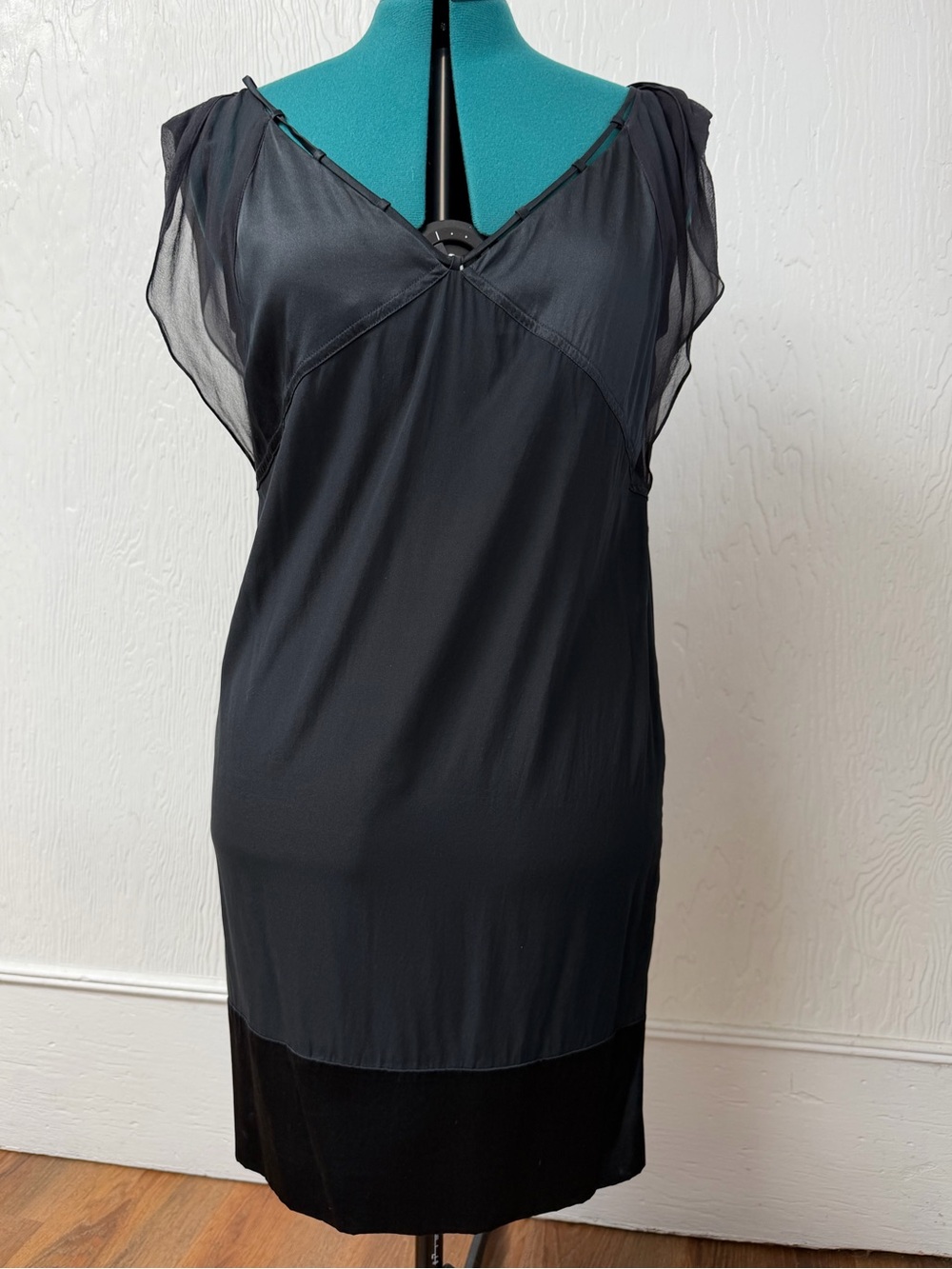95% Silk Size 8 Diane Von Furstenberg Black Sheer-Sleeve Slip Dress